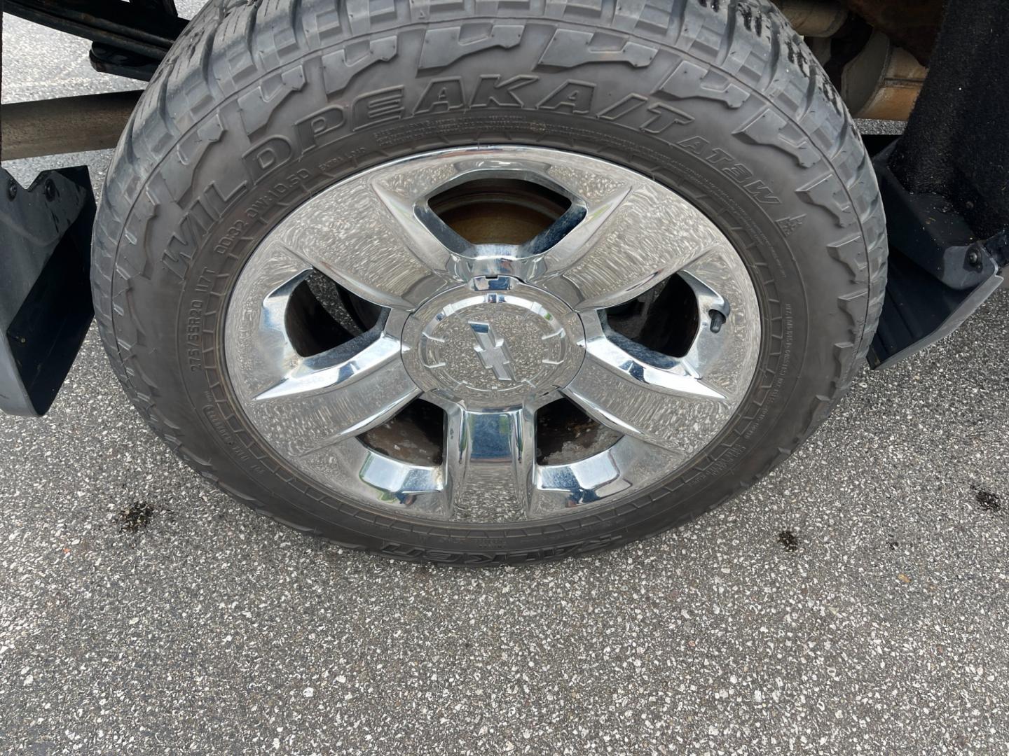 2018 Black /Black Chevrolet Silverado 1500 LTZ Z71 Crew Cab 4WD (3GCUKSEC4JG) with an 5.3L V8 OHV 16V engine, 8-Speed Automatic transmission, located at 547 E. Main St., Orwell, OH, 44076, (440) 437-5893, 41.535435, -80.847855 - This 2018 Chevrolet Silverado 1500 LTZ Z71 Crew Cab is a well-appointed and highly capable full-size pickup. It's powered by a 5.3L Vortec V8 engine paired with an 8-speed automatic transmission and 3.42 gearing, enabling an impressive 9,300-pound towing capacity. The Z71 off-road package includes f - Photo#14